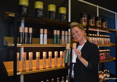 Elle van de Stadt toont de biologische olijfolie die bij Greenomic Delikatessen verkrijgbaar is. 