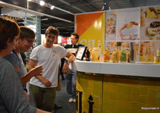 Enzo Mazza geeft wat uitleg over GILI's non alcoholic drinks.