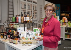 Dineke van Bommel toont de nieuwe verpakkingen van Mad Lab (België). 