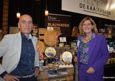 Arto Karacoban vertelde de bezoekers meer over de biologische kazen van het Deense merk Thise. Rechts Mariëlle David. 