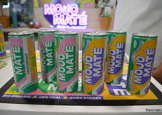 De herkenbare kleurrijke blikjes van Mojo Maté. 