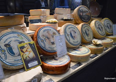 Menno: "We presenteren onder meer deze rasspecifieke kazen." In koe-, geit- en schapenkaas. "Nederlandse kaas, maar net anders. De naam van het dier staat op de zijkant van de kaas in de korst."