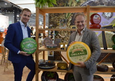 Paul Mus en Niels Oskam bij Vandersterre. Niels: "Er wordt goed geproefd. Er is en blijft vraag naar biologisch. Onder meer op de Duitse markt zien we hierin een goede ontwikkeling."