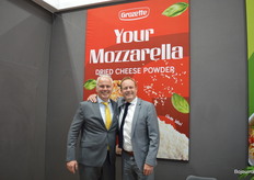 Jaap Baas en Ewald Bontje vertellen bij Grozette dat in Nederland vooral veel vraag is naar Beter Leven-kaas.