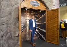 Arnoud Mulder bij ENS International. In de stand hadden ze de grot waarin ze de Kaltbach-kazen rijpen. Hij geeft aan dat de vraag naar biologisch afneemt. In Oostenrijk en Duitsland loopt het wel goed door.