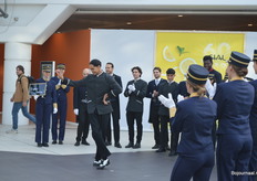 Tapdansend de vierde beursdag starten.