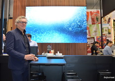 De enige Nederlandse exposant in hal 3: Asia Express Food. Op de foto: Leo van der Bend, een oude bekende uit de biologische branche. Asia Express Food heeft een uitgebreid assortiment met zo'n 6.000 producten, de bio-producten worden onder private label geproduceerd.