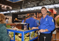 Teun Bevers liet bij Salud Foodgroup Europe proeven van de nieuwe snack: de Avokatsu Bite.