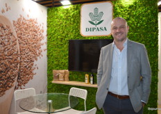 Bij Dipasa: César Coello. Het bio-aandeel bij dit ingrediëntenbedrijf bedraagt zo'n 10%. "We zijn heel blij met onze plek in hal 5B, hier komen echt veel gerichte bezoekers."