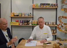 Druk in gesprek bij De Kroes: Henry Verhagen. Zij produceren een divers portfolio aan biologische hartige snacks. 