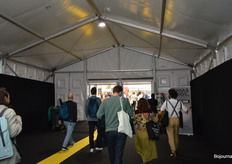 En door deze 'tent-tunnel' liepen de bezoekers richting Hal 5C (of Tent 5C).