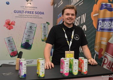 Floris Struis van I am F&N Group, met voor en achter hem de biologische sparkling drinks van het merk 'I am Supersoda'. "Dit is onze tweede deelname aan de SIAL en dit jaar bevalt het extreem goed." 
