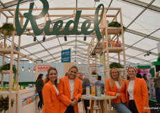En team oranje van Riedel (biologisch appelsap): Chantal Singels, Julia Smit, Laura de Rooij en Maaike Schupp. 