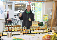 Eric van Gool van imkerij de Traay uit Lelystad liet de bezoeker proeven van hun Demeter-honing. "We zijn zo trots, het is een bewijs van onze jarenlange ervaring op het gebied van het houden van bijen."