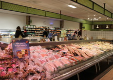 De vleesafdeling is ruim opgezet.
