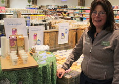 Agnes Jongman van Weerribben Zuivel presenteert drinkyoghurts in grote verpakkingen: "Kleine verpakkingen mogen niet worden gebruikt in verband met het terugdringen van afval."