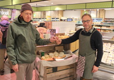 De heer Verduijn van Craft Dairy uit Drenthe (rechts) is blij met de uitbreiding van hun assortiment: "Na het succes van onze Yogarde en karnemelk van Ommelanden, werd het tijd voor de kazen en daar zijn we goed in geslaagd."