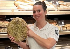 Ook Patricia Flipsen van familiebakkerij Van der Westen organic stond op vrijdag in de winkel om meer toelichting te geven over het diverse brood- en banketaanbod.