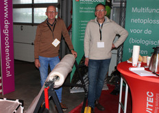 Anton Hulstegge staat links naast Paul van de Zwan van Howitec: "Speciale netten ontwikkeld tegen de groeiende overlast van duiven."