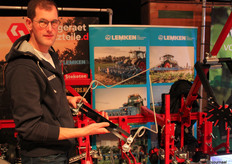 Henry Meijering van Lemken is trots op de ontwikkelde draadschoffel: "Minder schade aan de uien."