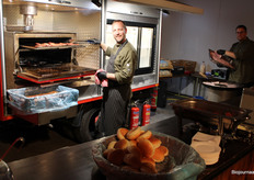 De foodtruck was een voormalige Duitse brandweer auto...de afname ging als de brandweer.