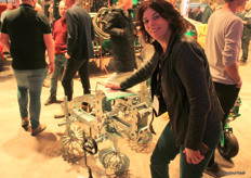 Irene Kramer van Kramer Trekkers & Landbouwwerktuigen:' Dit is Oliver Agro ons nieuwe schoffelsysteem."