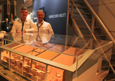 Links Area Sales Manager Dries Claes naast directeur Luuk Salomons van Omnivent; bewaringscontrole op afstand