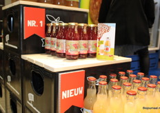 Flevosap heeft een nieuwe smaak: appel, peer, zwarte bes en een vleugje kaneel.