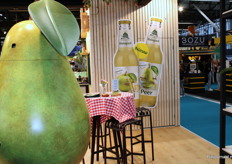 Bij Riedel veel aandacht op de stand voor hun nieuwe biologische perensap.