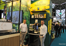 J.J. Darboven, Rechts Rick van den Oetelaar naast stagiaire 