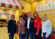 Geostick Team van L naar R: Claudia Wolf, Ruscha de Jong-de Roos, Maarten Voorneveld, Lyanne Bergsma & Marijke van Geem. Duurzame labels voor op de verpakkingen.