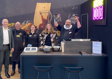 Vergeer Holland en CheeseDog: "De foodbloggers en potentiële klanten waren enthousiast, de 'Hotdog made of Cheese' is niet meer weg te denken uit de horeca wereld." 