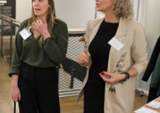 Links Kim Huppertz bestuurslid BioBorrel naast Simone 