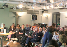 Panelleidster Esther Molenwijk stelt de 'zaal' in de gelegenheid tot het stellen van vragen