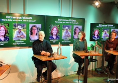 Jaap Korteweg, Natasja Oerlemans en Martine van Haperen van Proveg gaan in discussie met de 'zaal'.