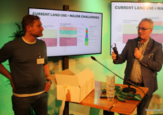 Voorzitter Jan Groen bedankt Thomas van Hasselt voor zijn inzet voor de BioBorrel en ontvangt een beeldje, dat de eenheid van de biologische cirkel symboliseert. Thomas gaat zeer binnenkort naar de VS, om onder andere ook daar Bio Borrels te organiseren.  