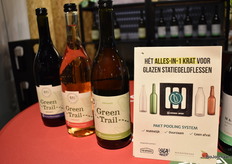 Walraven Sax met de biologische wijnen in statiegeld flessen voor het Pakt Pooling System