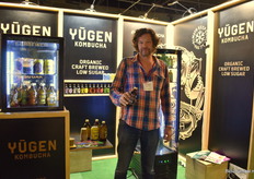 Bij Chris de Backer van Yugen Kombucha is alles vanaf de oorsprong organic en altijd met 4 kruiden en 1 sap