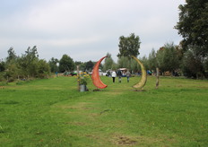 Bezoekers betreden het terrein via een speciaal aangelegd pad, door het logo van De Grote Wiede