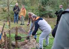 Na de openingsspeech werden er twee bomen geplant