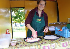 Sylvia van Foekje's Eko Food belegt de pizza's