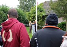 De burgemeester van Nunspeet opende de bijeenkomst door samen met Gea van Klompenburg, bestuurder van De Grote Wiede, en een hulpboer de nieuwe vlag te hijsen