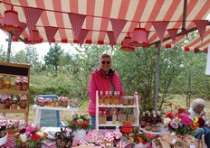 Er veel lokale ondernemers aanwezig met eigen gemaakt producten, zoals Corrie.