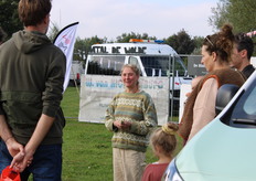 Maj-Britt van De Boonekamp gaf een rondleiding aan bezoekers over verschillende kruiden