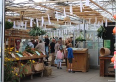 Bezoekers nemen een kijkje in de kas van De Grote Wiede, waar normaal de biologische groentepakketten door klanten worden opgehaald