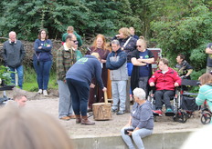 Het aansteken van de kaars is dagelijkse traditie op De Grote Wiede en vormde de start van het welkomstwoord