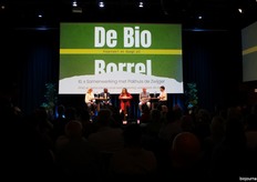 Het panelgesprek werd gevoerd door van links naar rechts: Annelies den Boer, directeur van Stichting Tegengif, Tweede Kamerlid Mpanzu Bamenga, Moderator Josefien van Marlen, agro-ecologische boer Arjen van Buuren en onderzoeksjournalist Leon Zantinge en