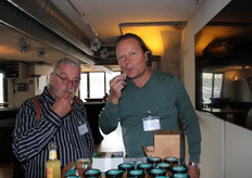 Jurrien Roossien van Roos en Boudewijn van der Kroft van TerraSana proeven de nieuwe Crunchy amandelpasta chai