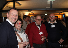 Berto van Deelen en Gjalt Jan Feersma Hoekstra van Agriton, samen met Wilma Zoetekouw en Sjaak Willemstein van EM-Store