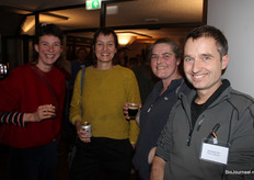 Marloe Mens en Annette Harberink van Warmonderhof, samen met Geke Lanjouw en Sebastiaan Bos van Kievit Tuinbouw